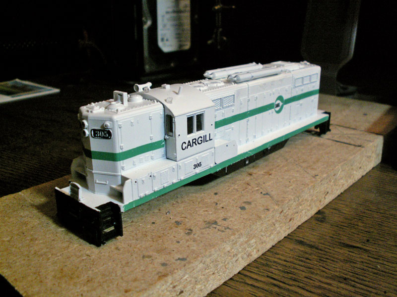 Another view of the Cargill 305 GP9 locomotive