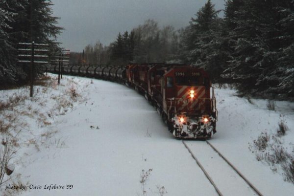 Unit Sulphur Train at Morel 1500 01 16 99.JPG (42264 bytes)