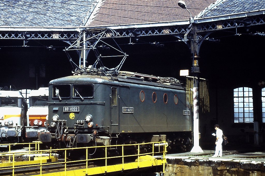 0143-0015tp.jpg - SNCF BB 8222 / Lyon-Mouche 18.7.1987