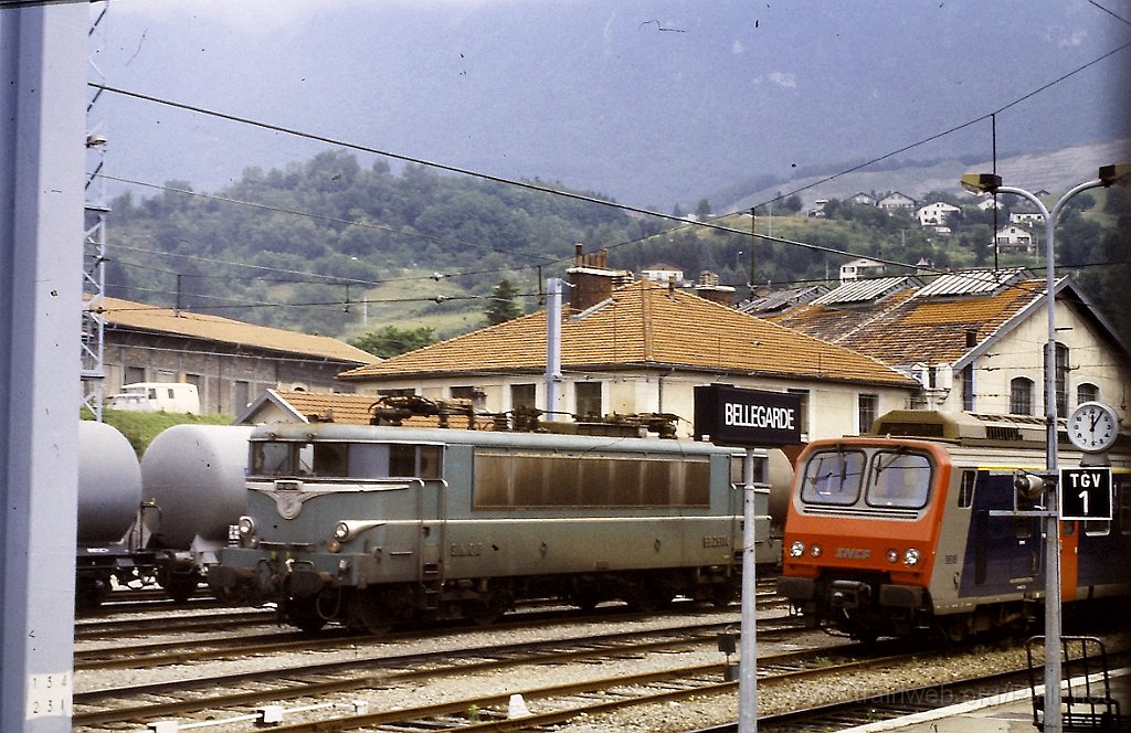 0146-0005s.jpg - SNCF Z 9618 + BB 25174 / Bellegarde 21.7.1987