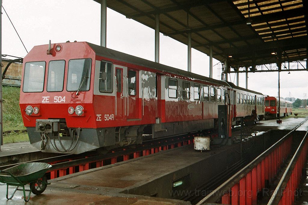 0987-0021.jpg - Camrail ZE 504R + ZE 505R / Douala - Dépot de Bessengué 11.8.2004