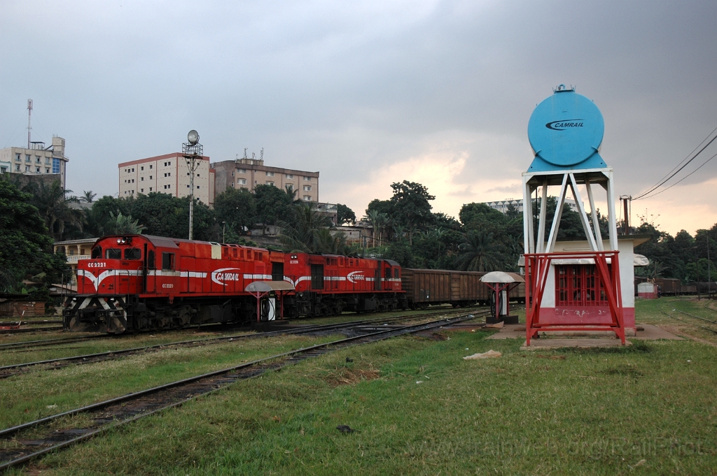 3028-0001-010114.jpg - Camrail CC 2221 + CC 2226 / Yaoundé-Marchandises 1.1.2014