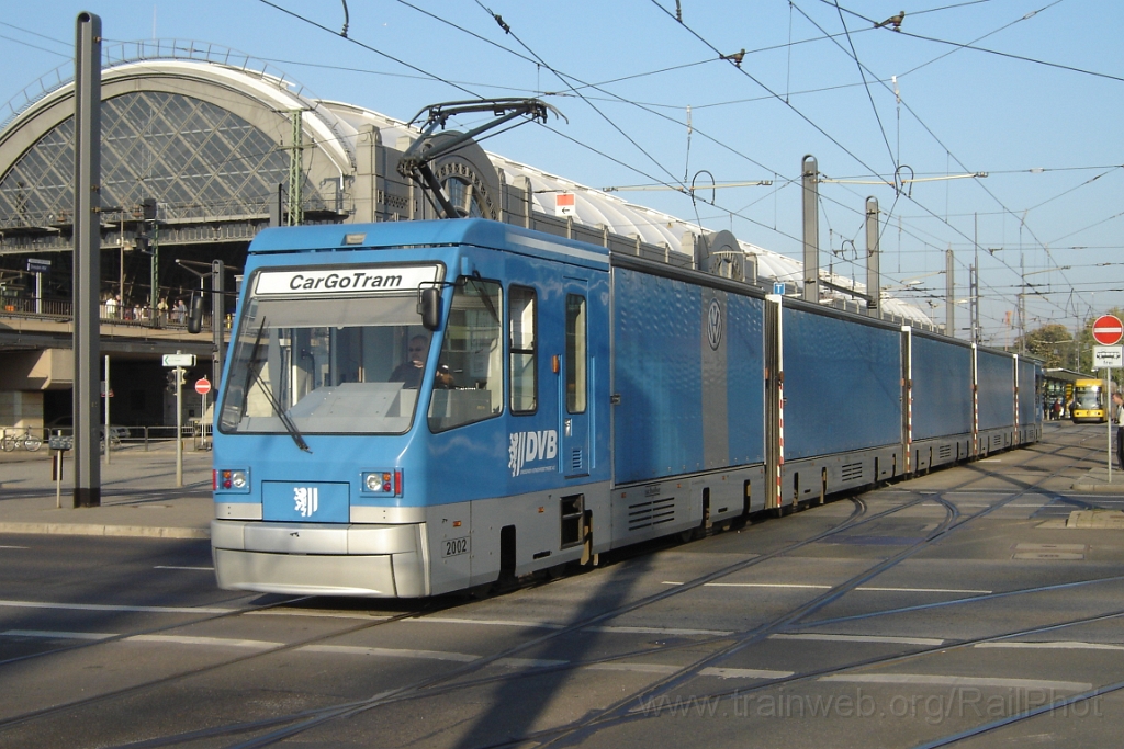 1225-0009-120906.jpg - DVB CarGoTram 2002 / Hauptbahnhof 12.9.2006
