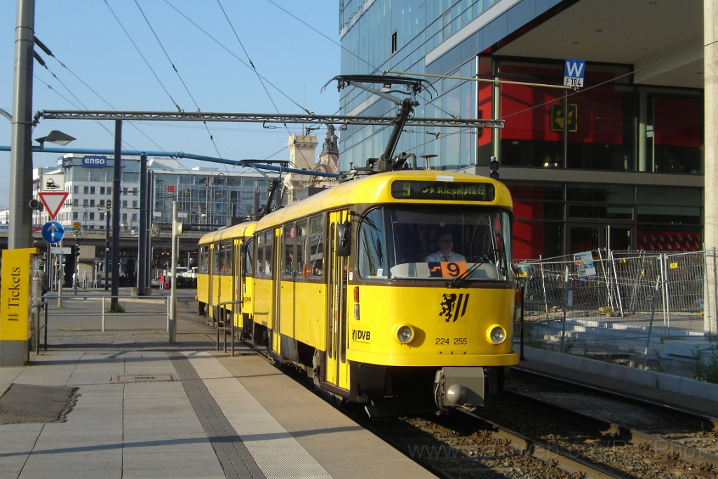 1227-0042-130906.jpg - DVB 224.255-0 + 257-6 / Hauptbahnhof Nord 13.9.2006