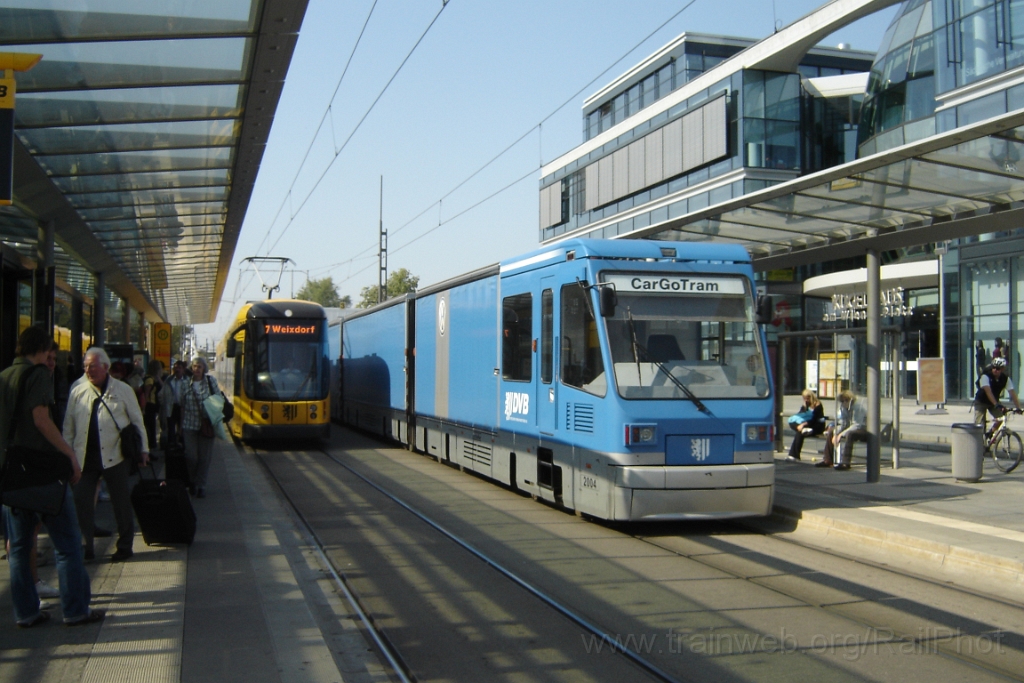 1233-0048-140906.jpg - DVB CarGoTram 2004 + NGT-D12DD 2823 / Hauptbahnhof 14.9.2006