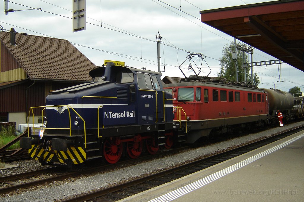 1369-0022-160807.jpg - Tensol Rail Em 837.821-8 + Ae 6/6 11464 «Erstfeld» / Hinwil 16.8.2007