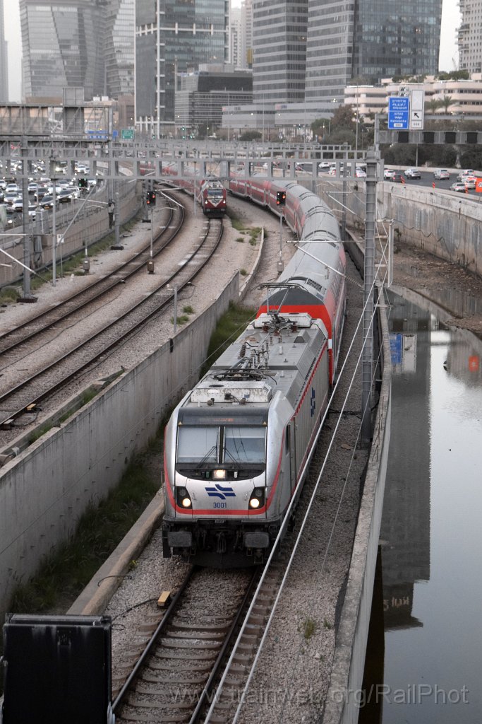 10203-0021-150226.jpg - IR 3001 (91 95 0003 001-1 IL-IR) + JT42BW 759 / Tel-Aviv (Yitzhak Sadeh bridge) 15.2.2026