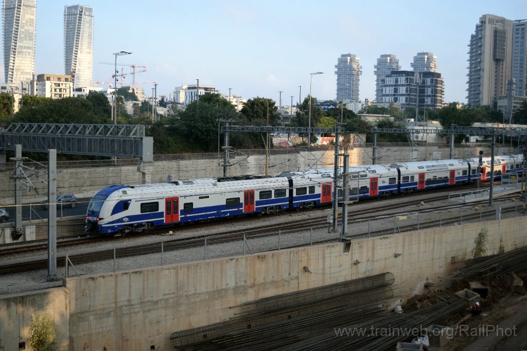 10459-0004-080926.jpg - IR DDEMU 6441 (94 95 0006 441-3 IL-IR) / Tel-Aviv Savidor center (David Schiffman bridge) 8.9.2026