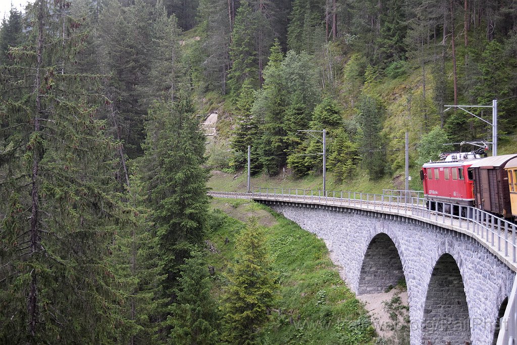 9826-0011-140625.jpg - RhB Ge 4/4' 605 "Silvretta" / Wiesen (Cavjaviadukt) 14.6.2025