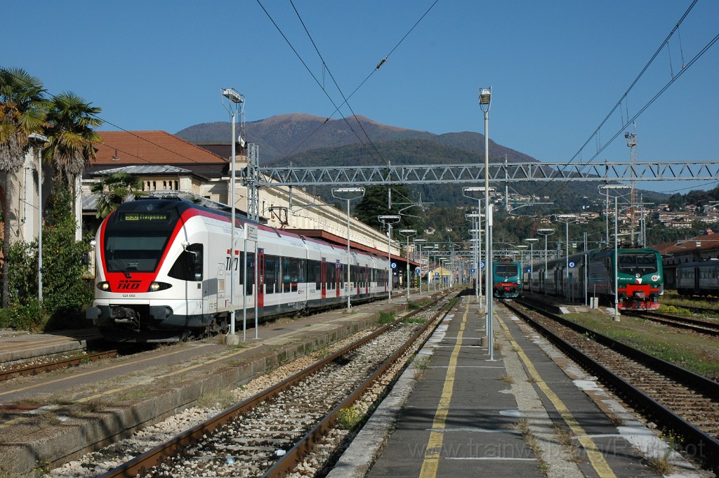 2665-0018-211012.jpg - TILO RABe 524.002 «Ticino» + FS E 464.027 + Trenord E 464.410 / Luino 21.10.2012