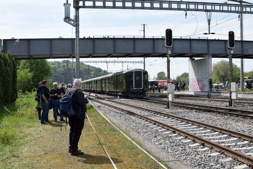 9678-0043-270425.jpg - SBB-CFF Re 4/4' 10001 + BDt 1990 / Etzwilen 27.4.2025