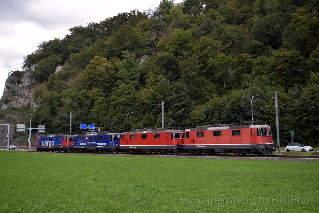 9364-0004-140924.jpg - SBB-CFF Re 4/4" 11130 + Re 4/4" 11193 + DDF Re 421.379-9 "Zürich-München 2021" + SBB-CFF Re 420.160-4 / Aeussere Klus 14.9.2024