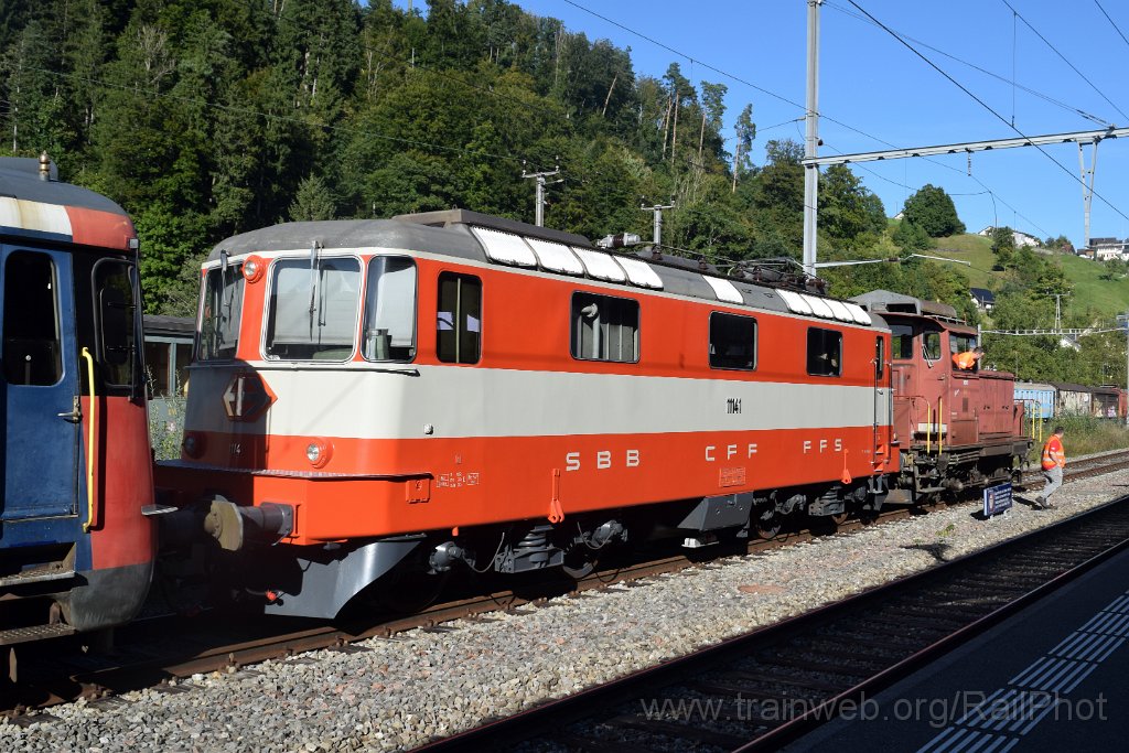 10002-0019-060925.jpg - DSF Re 4/4" 11141 + DVZO Em 3/3 18815 "Sara" / Bauma 6.9.2025