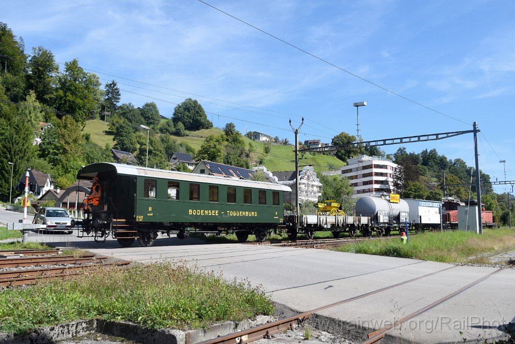 9994-0035-060925.jpg - DVZO C².422 + Pa.530156 "Shell" + P 516355 "Feldschlösschen Rheinfelden" + Ee 3/3 16363 + Em 3/3 18815 "Sara" / Bauma (BUe Sternenbergstrasse) 6.9.2025