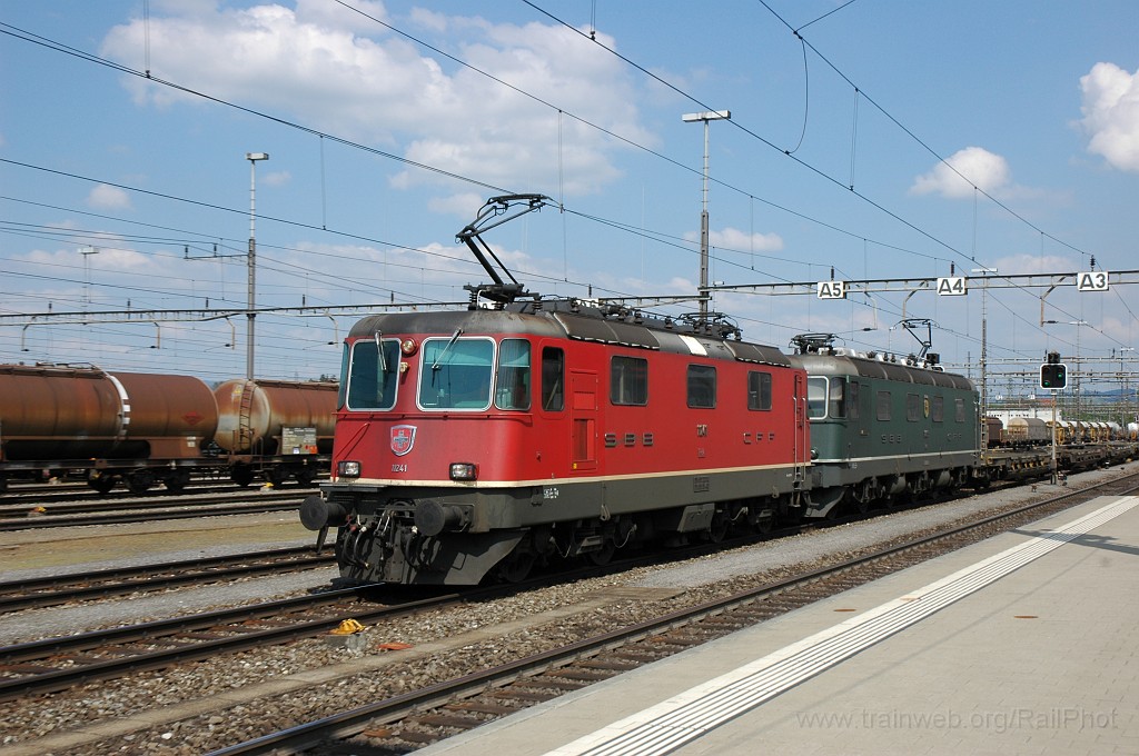 1862-0020-270410.jpg - SBB-CFF Re 4/4'' 11241 + Re 6/6 11663 «Eglisau» / Rotkreuz 27.4.2010