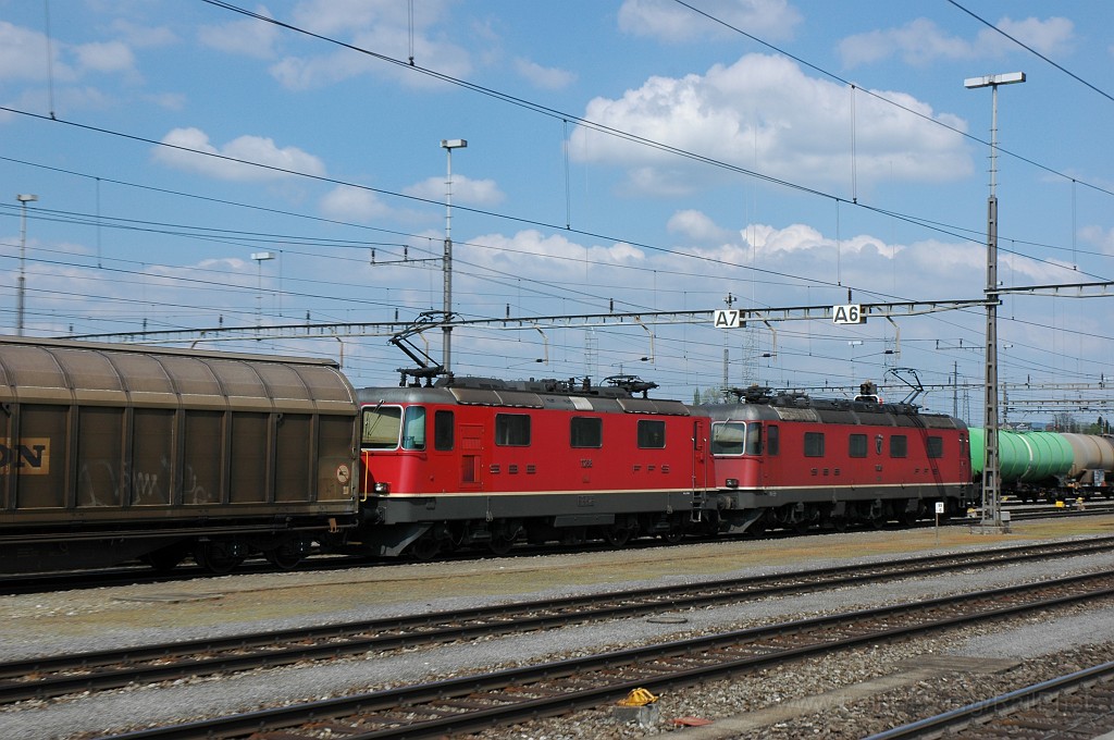 1862-0038-270410.jpg - SBB-CFF Re 6/6 11623 «Interlaken» + Re 4/4'' 11258 / Rotkreuz 27.4.2010