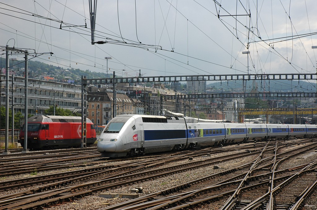 1954-0024-270710.jpg - SNCF TGV 384.021 + SBB-CFF Re 460.039-1 «Rochers de Naye» / Zürich HB 27.7.2010