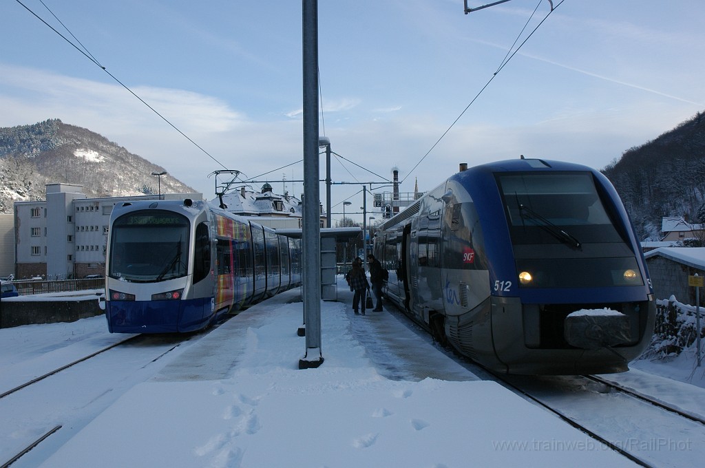 2055-0032-271210.jpg - SNCF U 25618 + X 72512 «Erstein» / Thann St.Jacques 27.10.2010