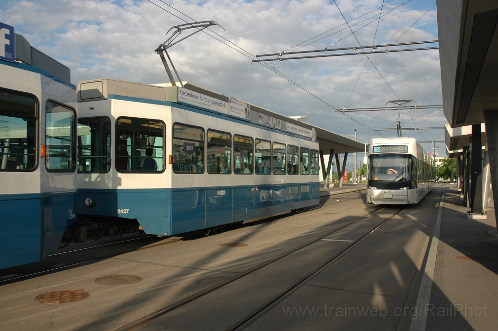 2805-0026-130513.jpg - VBZ Be 2/4 2427 + VBG Be 5/6 3079 / Bahnhof Stettbach 13.5.2013