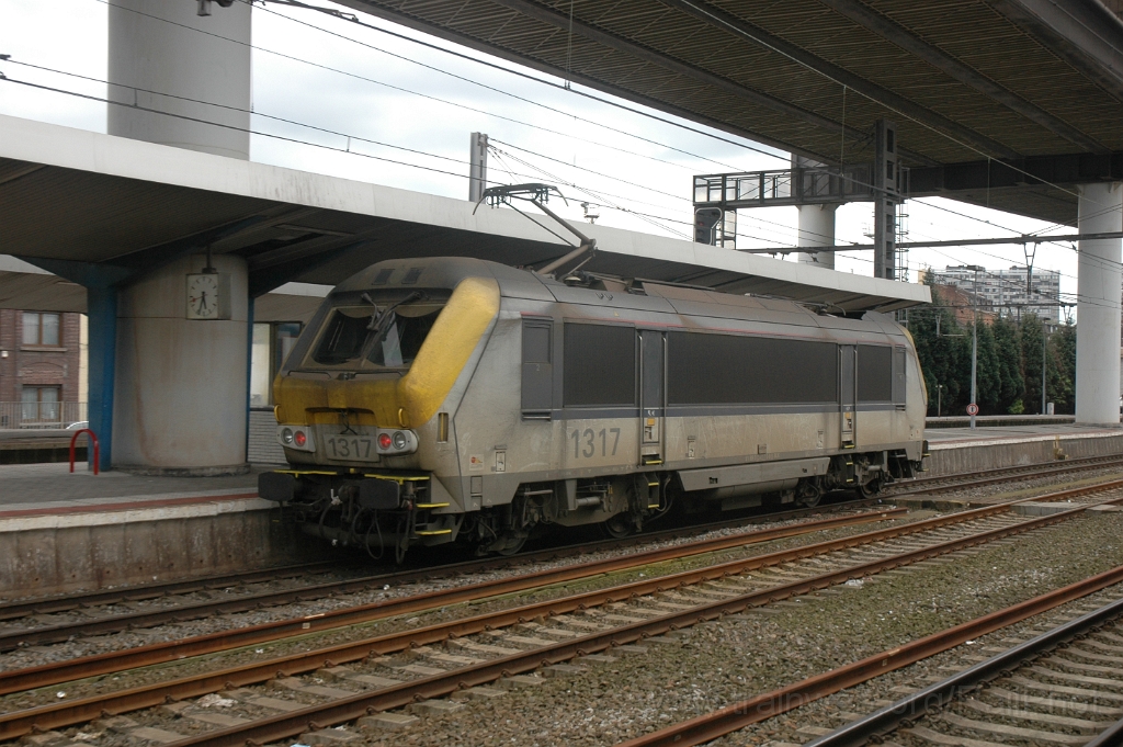 2825-0002-220513.jpg - SNCB HLE 1317 / Charleroi-Sud 22.5.2013