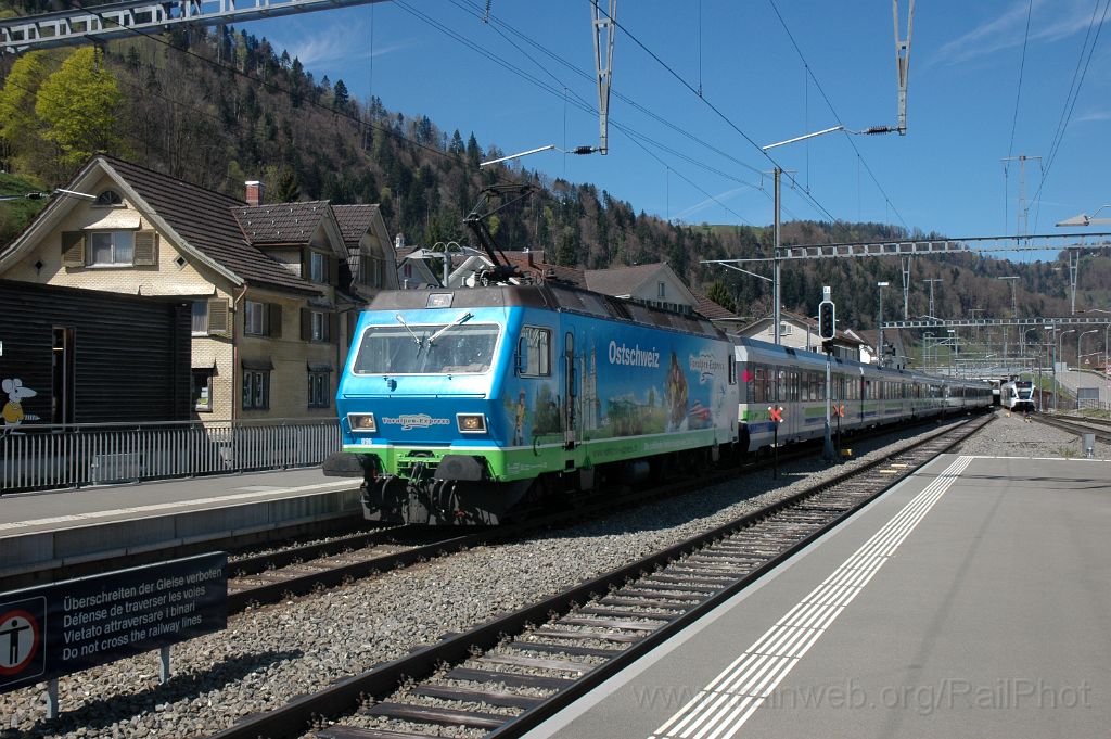 3071-0041-110414.jpg - SOB Re 456.096-7 "Wattwil" + Thurbo RABe 526.791-9 "Spieleland-Express" / Wattwil 11.4.2014