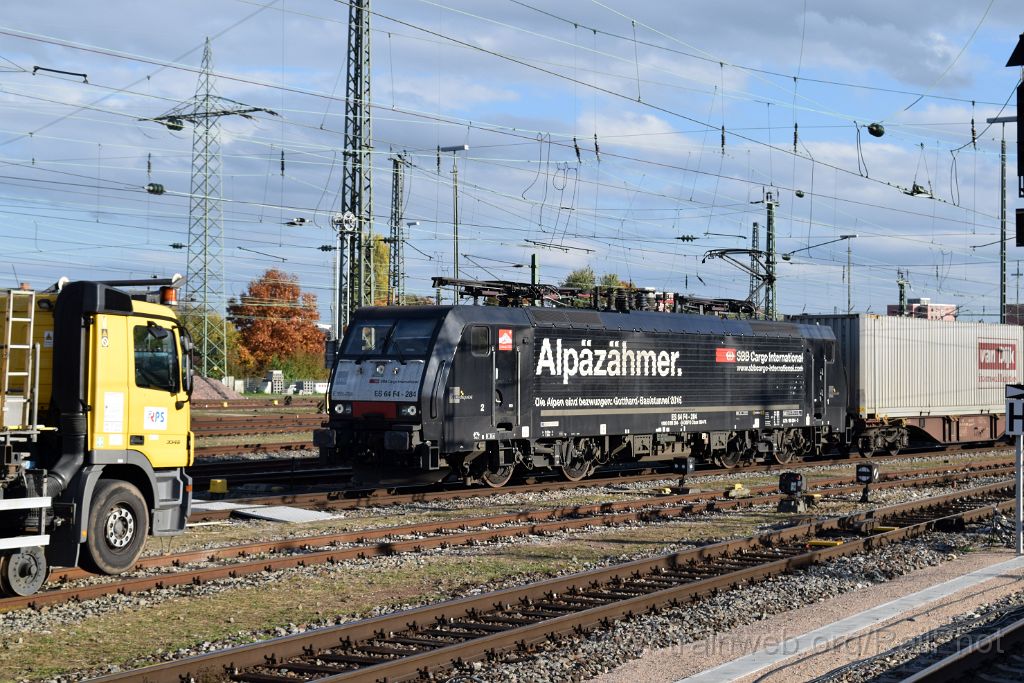 4718-0038-121017.jpg - MRCE ES 64 F4-284 "Alpäzähmer" / Basel Badische Bahnhof 12.10.2017