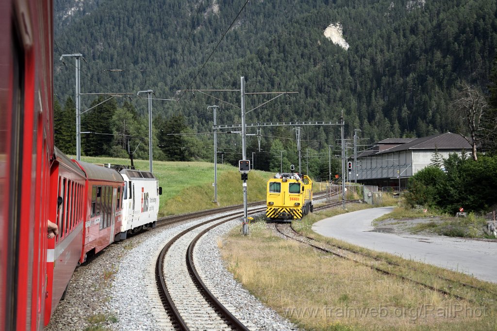 9261-0050-010824.jpg - RhB Ge 4/4"' 643 "Vals" + Xmf 6/6 24401 / Surava 1.8.2024