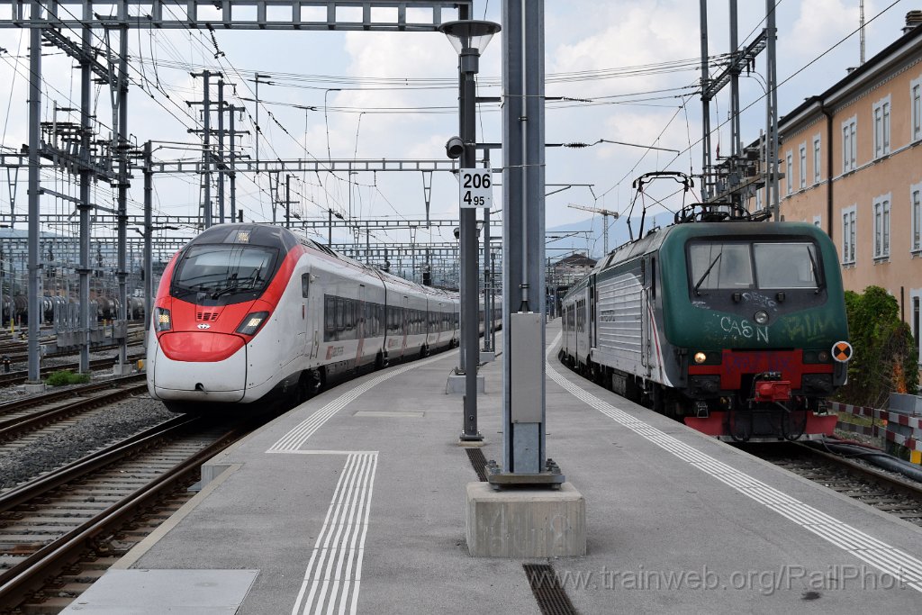 9322-0003-240824.jpg - SBB-CFF RABe 501.016 "Glarus" + Trenord E 464.446 / Chiasso 24.8.2024