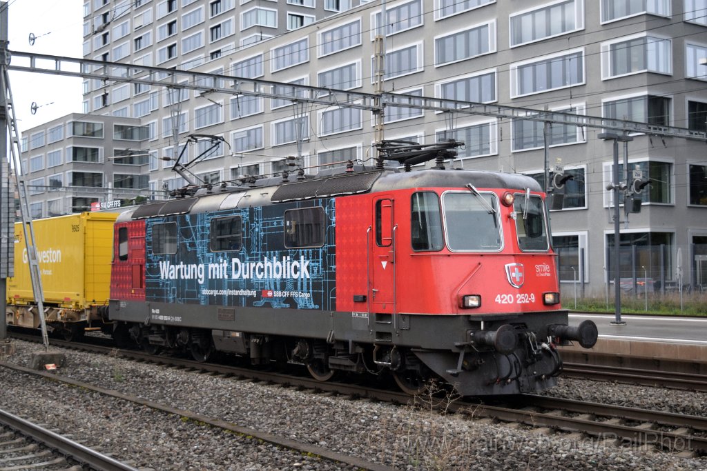 9400-0024-041024.jpg - SBB-CFF Re 420.252-9 "Wartung mit Durchblick" / Zürich-Altstetten 4.10.2024