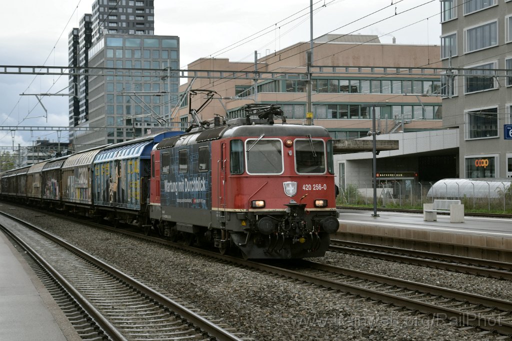 9400-0050-041024.jpg - SBB-CFF Re 420.256-0 "Wartung mit Durchblick" / Zürich-Altstetten 4.10.2024