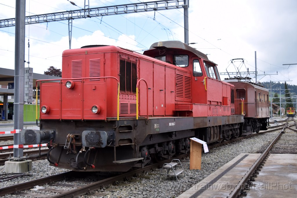 9402-0030-051024.jpg - OeBB Bm 860.505-7 + BLS Te 2/3 31 / Huttwil 5.10.2024