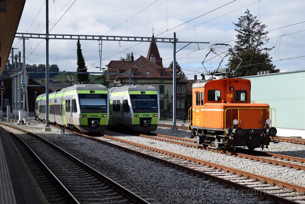 9405-0021-051024.jpg - BLS RABe 525.001-4 + RABe 525.004-8 "La Broye" + VHE Te 216.302-0 / Huttwil 5.10.2024