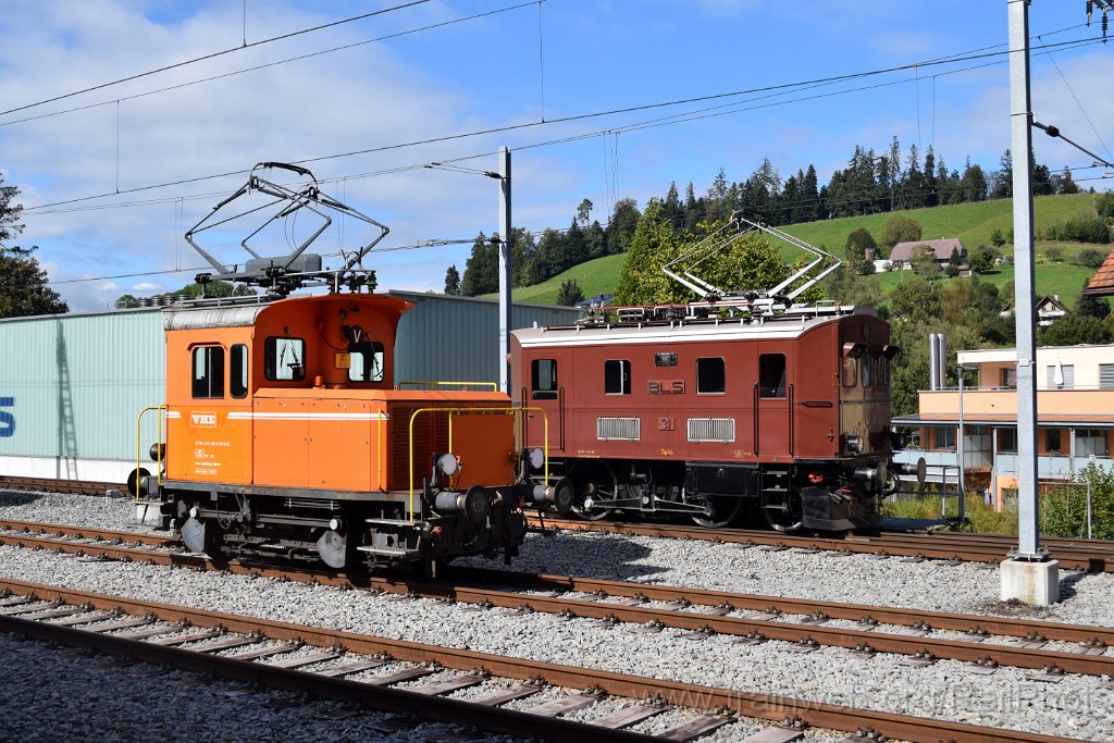 9405-0032-051024.jpg - VHE Te 216.302-0 + BLS Te 2/3 31 / Huttwil 5.10.2024