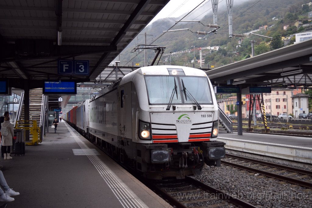 9415-0049-121024.jpg - ATLU 193.596-4 "Naturtalent" + RailPool 186.251-5 / Bellinzona 12.10.2024