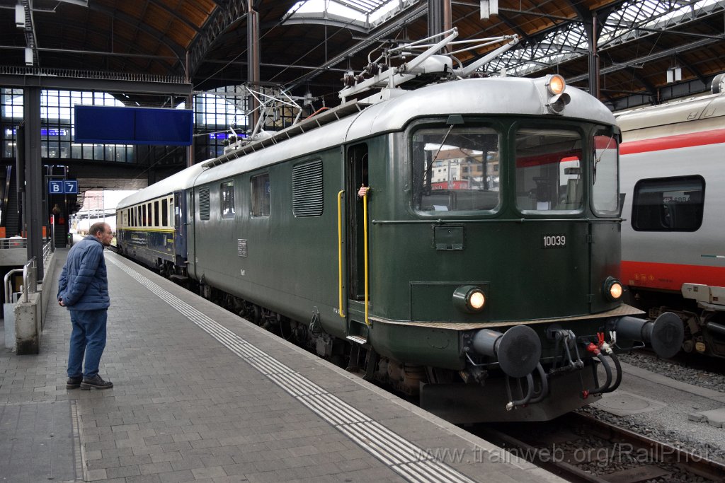 9426-0020-191024.jpg - CLRA Re 4/4' 10039 + IRSI ARmz 1071 "le salon bleu" / Basel 19.10.2024