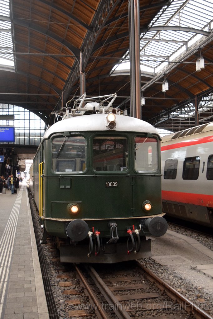 9426-0033-191024.jpg - CLRA Re 4/4' 10039 + IRSI ARmz 1071 "le salon bleu" / Basel 19.10.2024