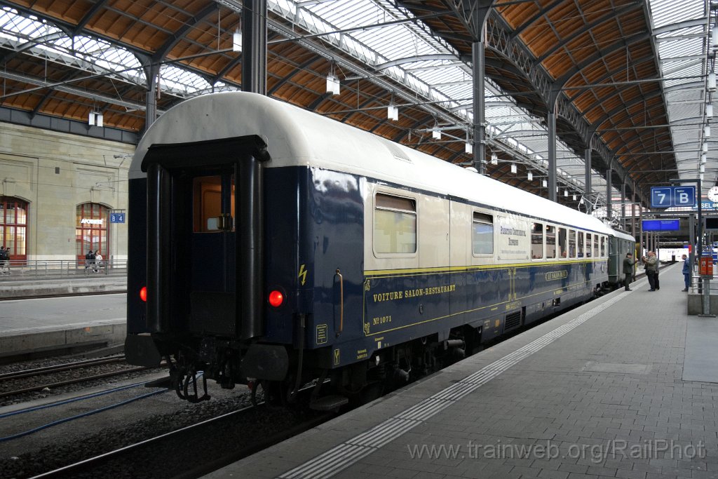 9427-0001-191024.jpg - CLRA Re 4/4' 10039 + IRSI ARmz 1071 "le salon bleu" / Basel 19.10.2024