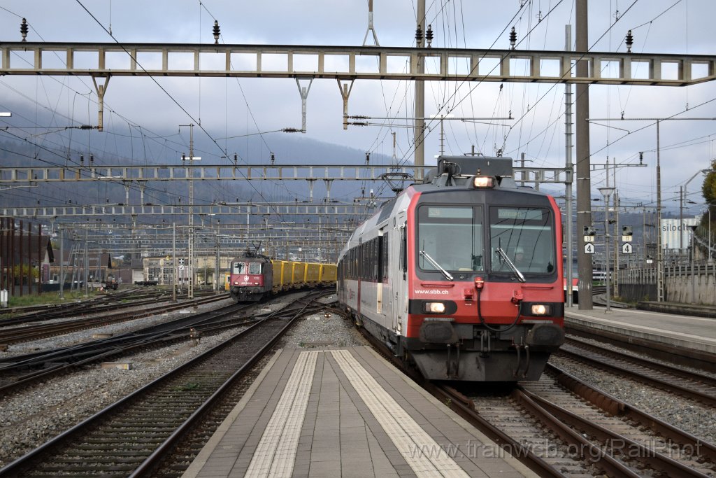 9470-0014-111124.jpg - SBB-CFF Re 420.243-8 "Wartung mit Durchblick" + RBDe 560.284-2 / Olten 11.11.2024