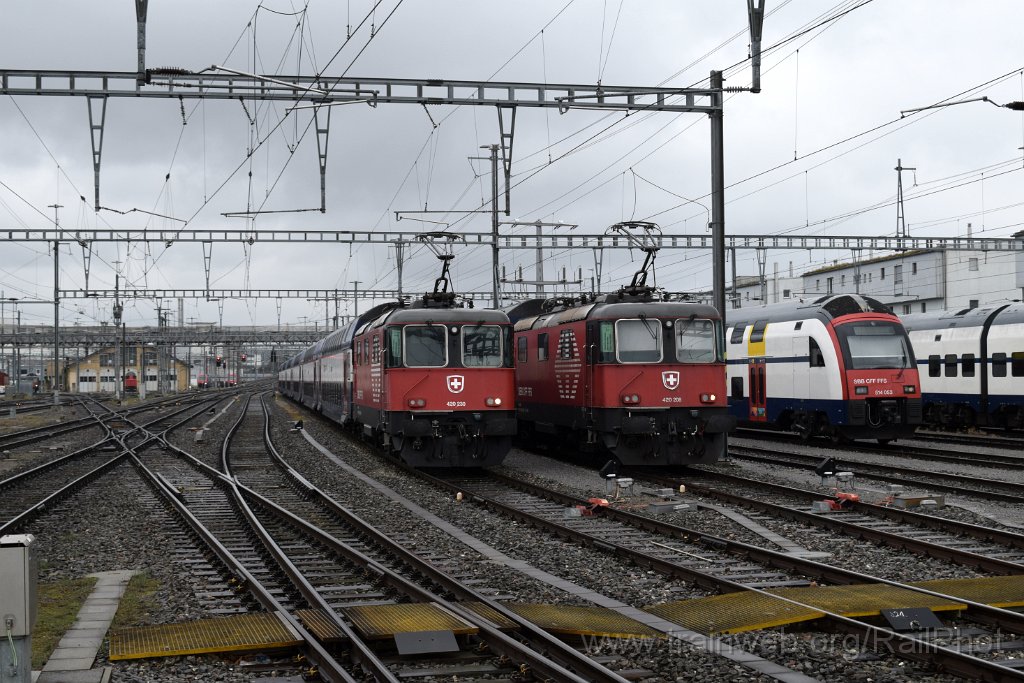 9600-0044-160325.jpg - SBB-CFF Re 420.230-5 + Re 420.208-1 + RABe 514.053 "Elsau" / Rapperswil 16.3.2025