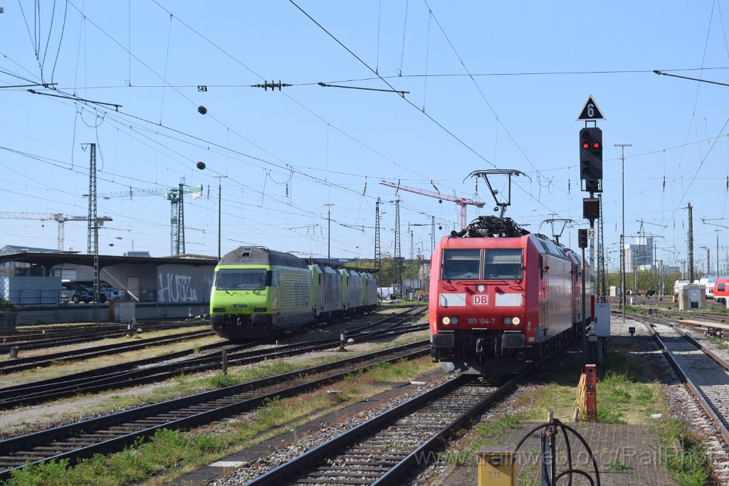 9644-0032-100425.jpg - BLS Re 465.015-6 "La Vue-des-Alpes" + DBAG 185.104-7 + 185.109-6 / Basel Badische Bahnhof 10.4.2025