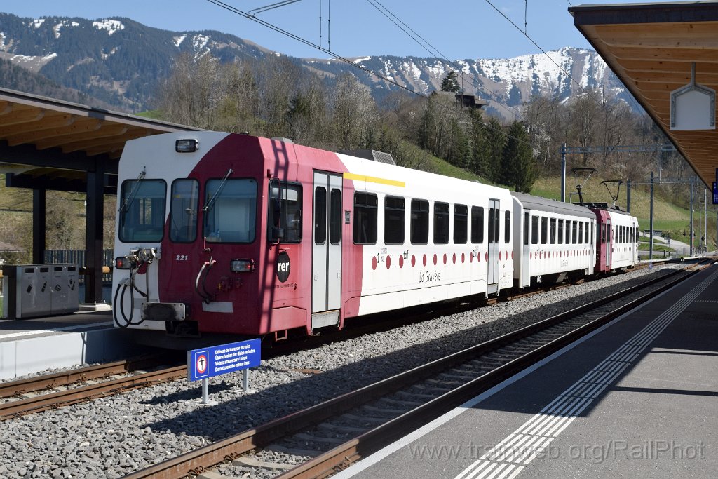 9647-0015-110425.jpg - TPF ABt 221 + B 209 + Be 4/4 121 "Remaufens" / Gruyères 11.4.2025