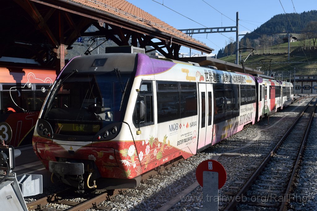 9648-0032-110425.jpg - MOB Bt 242 + Be 4/4 5002 "Nankai Electric Railway" / Zweisimmen 11.4.2025