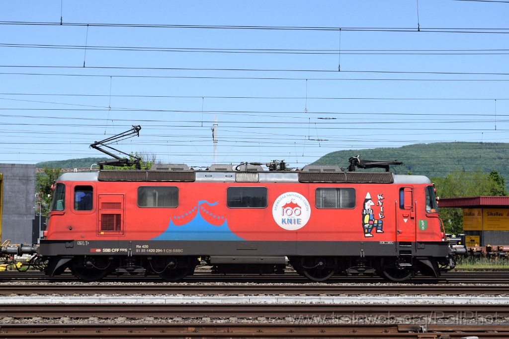 9695-0043-020525.jpg - SBB-CFF Re 420.294-1 "100 ans Cirque Knie" / Aarau (Torfeld) 2.5.2025