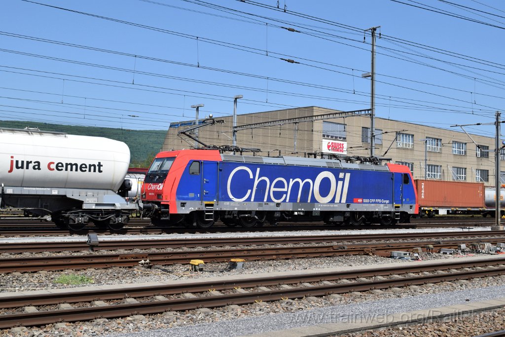 9701-0007-020525.jpg - SBB-CFF Re 484.014-6 "ChemOil" / Aarau (Torfeld) 2.5.2025