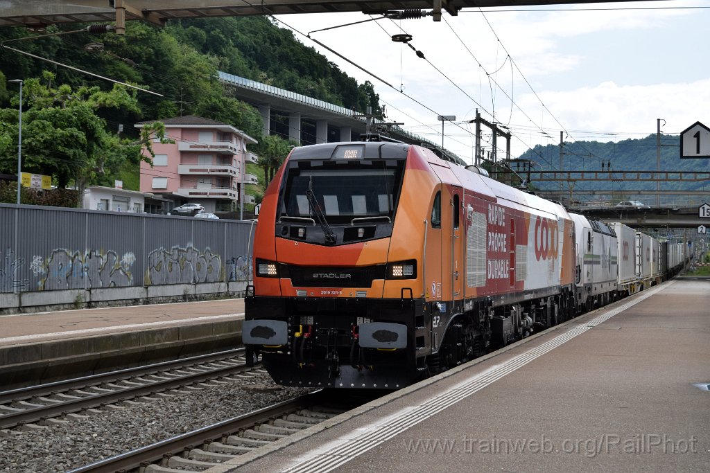 9734-0017-140525.jpg - ELP 2019.321 "Coop" + RailCare Rem 476.454-4 "Valais" / Capolago Riva San Vitale 14.5.2025