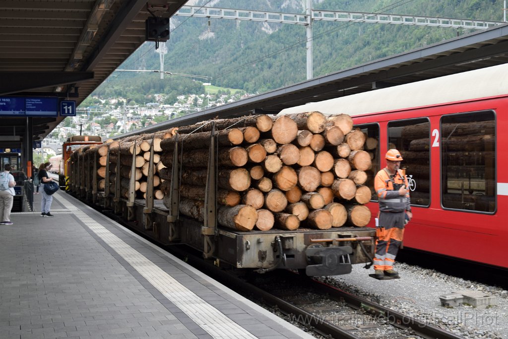 9789-0029-060625.jpg - RhB Sp-w 8274 + RhB Ge 3/3 214 / Chur 6.6.2025