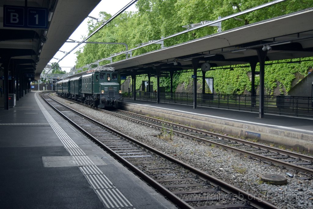 9793-0049-070625.jpg - SBB-CFF Ae 3/6' 10664 + F3 18275 + C².6138 + C4.9002 + C².8395 / Zürich-Enge 7.6.2025