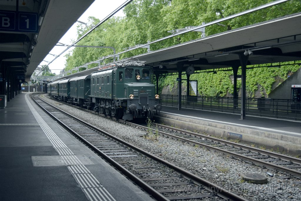 9794-0003-070625.jpg - SBB-CFF Ae 3/6' 10664 + F3 18275 + C².6138 + C4.9002 + C².8395 / Zürich-Enge 7.6.2025