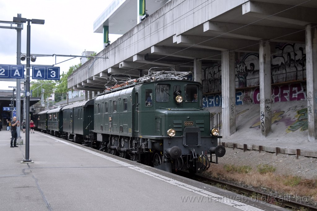 9794-0030-070625.jpg - SBB-CFF Ae 3/6' 10664 + F3 18275 + C².6138 + C4.9002 / Zürich-Wiedikon 7.6.2025