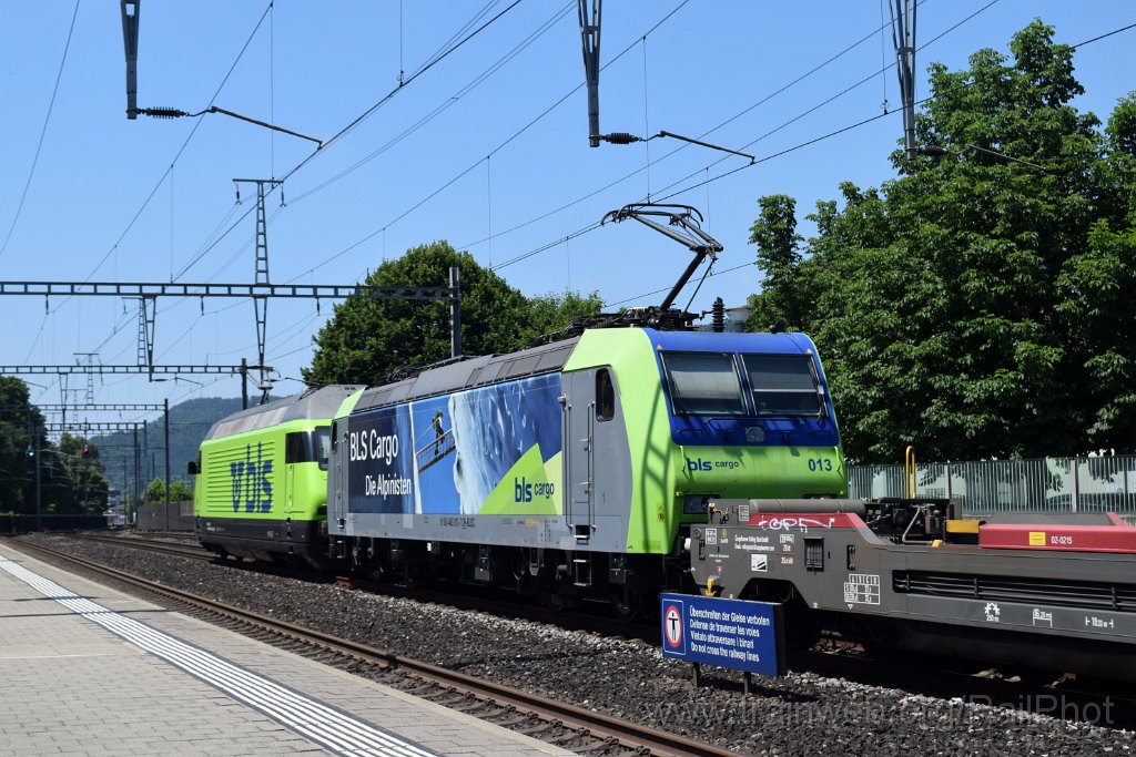 9830-0044-190625.jpg - BLS Re 465.016-4 "Centovalli" + Re 485.013-7 / Sissach 19.6.2025